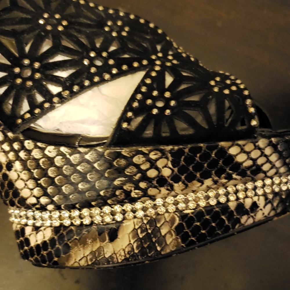 Black Stiletto - Picture 3 of 6